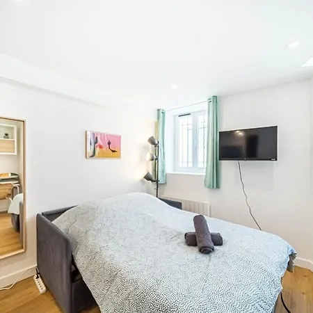 Quiet & Comfortable Near Lyon Apartment *