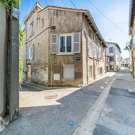Quiet & Comfortable Near Lyon Apartment